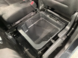 助手席のシート下には便利な収納スペースがあります。