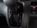 インパネシフトだから視線の移動も少なく足元もスッキリ。運転席もゆったりしているのでゆとりを持ってドライブできますね。