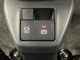 【電動パーキングブレーキ+オートブレーキホールド機能】 指先だけで簡単に操作が可能なパーキングブレーキ、スイッチを押すとブレーキペダルから足を離してもブレーキを保持できるオートブレーキホールド搭載。