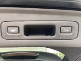 ハンズフリー機能付きパワーテールゲートで、重い荷物を持っていても足をかざすだけで開閉可能。予約クローズ機能により、離れると自動で閉まるため、積み込み後もスムーズに移動できます。