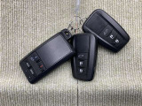 手荷物が多いときでも、スマートキーをバッグやポケットに携帯していれば、キーを取り出すことなくドアの解錠・施錠ができます