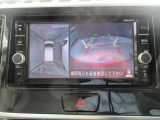 上空から見下ろしているかのように駐車できるアラウンドビューモニター。車庫入れや縦列駐車に役立ちます。