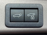 【パワーバックドア】スマートキーや運転席のボタンを押すだけでリアゲートが自動で開閉します!荷物を持っている時や、高い位置にあるバックドアを閉める際に便利な機能です♪