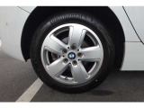 【BMWアロイホイール】軽量かつ強度に拘ったアロイホイール。走行性能ポテンシャルを引き出す設計。タイヤのサイドウォールが強化されたランフラットタイヤは、パンク時にタイヤがつぶれてもリムから外れません。