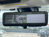【スマートリヤビューミラー】後席の大きな荷物や同乗者で後方が確認しづらい時でも安心!カメラが撮影した車両後方の映像をルームミラー内に表示。クリアな視界で状況の確認が可能です!