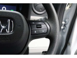 Hondaセンシングの機能のひとつ、アダプティブクルーズコントロール付!アクセルから足を離しても設定したスピードと前車との車間を保ち走行してくれます!車線維持もアシスト☆高速道路で疲労軽減ですね☆