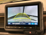 リバースギアに入れるだけで後方の表示へ切り替わります。夜間や雨の日の駐車も楽になりますよ。