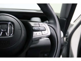Hondaセンシングの機能のひとつ、アダプティブクルーズコントロール付!アクセルから足を離しても設定したスピードと前車との車間を保ち走行してくれます!車線維持もアシスト☆高速道路で疲労軽減ですね☆