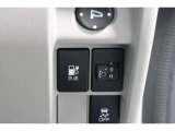 普通充電は6kWの高い出力で行うため、満充電まで約4.5時間という早さです。また、普通充電はフタを直接押し、急速充電は車内のボタンを操作して開け、あとは充電コネクターを差すだけで充電開始します。