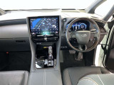 運転席周りのレイアウトをご覧ください。ナビゲーションが綺麗に装着されすっきり収まってますね!