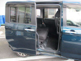 ★両側パワースライドドア★狭い駐車場や壁際などでの乗降りに便利です!操作はワイヤレスリモコン、室内のコントロールスイッチ、ドアハンドルで行えます!挟み込み防止機能付で安心!