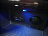 小物の収納に便利なセンタートレイには携帯等のデバイスの充電可能なUSB出力電源付です。