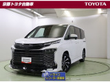 スクエア型の大きく開いたグリルが独創的なフロントマスク。リヤガラスが大きく迫力あるリヤスタイルの【ヴォクシーHV】。 ブラックが際立つGRフロントスポイラーを装着しています。この車は、車検整備付きです