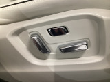 運転席にはパワーシートを装備!シート位置を記憶するメモリー機能付きなのでご夫婦で2名分セットすると便利です♪