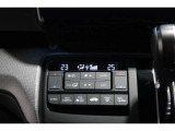 運転席と助手席の温度設定の変更が可能な左右独立タイプのデュアルエアコンです♪♪♪暑がりな人・寒がりな人も誰もが車内を快適にお過ごしいただけます♪♪♪