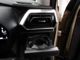 運転席のカップホルダーはエアコンの吹き出し口にありますので冷やしたり温めたりすることが出来ます☆
