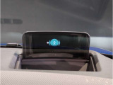 【ヘッドアップディスプレイ】現在の車速表示や目的地へのルート案内やメディア関連のリストを表示する事が可能です。視線移動を減らす事によりドライブに集中して頂けます。