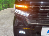 【LEDヘッドライト】悪天候や夜間走行時も良好な視界を確保し安心して運転できる高輝度LEDヘッドライトを装備!点灯速度が早く、消費電力も抑えられています。