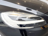 【LEDヘッドライト】明るく眩しいハイビームを先行車や対向車に照射しないオートハイビームを備えたLEDヘッドライト。北欧神話に登場するトールハンマーをモチーフにした、一目でボルボとわかるデザイン。