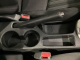 運転席、助手席間のコンソール部分にはちょっとした小物入れとカップホルダーを2個装備しております。