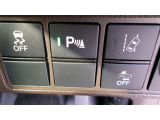 パーキングセンサーや横滑りを防ぐVSA等のスイッチ類は運転席の右側、手の届きやすい位置にあります。