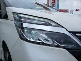 LEDヘッドライト付き!視認性の高い白色光なので路面や側道の障害物を見やすくし、広く明るい視野で夜間運転を安全サポート♪