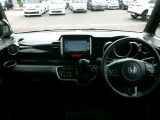 大きなフロントガラスで広々とした視界の運転席まわりです。