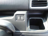 運転席側ドリンクホルダーとスライドドア操作ボタンとなっております。