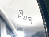 【ブラインドスポットモニター】走行中、ドアミラーの死角になりやすい箇所に後続車が接近するとサイドミラーのレンズに警告を表示!ドライバーに注意喚起をしてくれます。