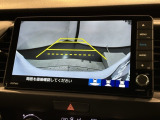 リバースギアに入れるだけで後方の表示へ切り替わります。夜間や雨の日の駐車も楽になりますよ。