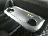 運転席&助手席シート裏にテーブル完備!