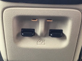 パワーウィンドウスイッチはインパネ中央に配置されており、運転席・助手席どちらからでも操作しやすい設計です。乗り降りの多い業務シーンでも素早く窓操作ができ、使い勝手に優れています。