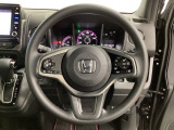ハンドルにHondaセンシング系のクルーズコントロールやレーンキープアシストなどのスイッチと、オーディオの操作スイッチが装備されています。ハンドルから手を離さず安全に操作できます。