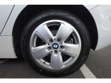 【BMWアロイホイール】軽量かつ強度に拘ったアロイホイール。走行性能ポテンシャルを引き出す設計。タイヤのサイドウォールが強化されたランフラットタイヤは、パンク時にタイヤがつぶれてもリムから外れません。