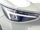 【LEDヘッドライト】明るく眩しいハイビームを先行車や対向車に照射しないオートハイビームを備えたLEDヘッドライト。北欧神話に登場するトールハンマーをモチーフにした、一目でボルボとわかるデザイン。
