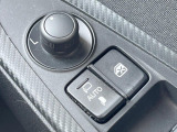 【電動格納ミラー】サイドミラーは電動格納式となっており、狭い駐車場でもキズがつくリスクを抑えられます。