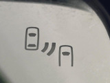 【ブラインドスポットワーニング】走行中、ドアミラーの死角になりやすい箇所に後続車が接近するとサイドミラー付近に警告を表示、ドライバーに注意喚起をしてくれます。