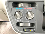 寒い冬も暑い夏も全席に快適な空調を届けてくれる、ダイヤル式エアコンを装備♪