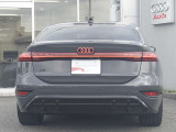 Audiのリヤディフューザーは、車両の後方での空気の流れを整え、乱流を減少させることで、走行安定性を向上させます。またスポーティで洗練された外観を提供し、全体のスタイルに一体感を持たせます。