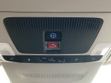 車内天井の赤い「SOS」ボタンは、事故・急病・危険を感じた際にワンプッシュでHonda緊急サポートセンターへつながる緊急通報機能です。