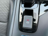 電動パーキングブレーキは、従来の足踏み式に比べ、しっかりと車をホールドしてくれるので安心です。女性の方には特に安心いただける装備です