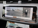 【3Dサラウンドカメラ】周囲の安全確認をアシストする機能です。3D車外ビュー、360&deg;オーバーヘッドビューを 利用して、狭いスペースでも安心、スムーズに運転操作ができます。
