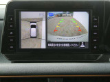 全周囲カメラで、クルマを上空から見下ろしているかのような映像を映し出します。周囲の状況がひと目でわかります!