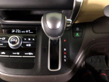 オートマチックシフトレバーは、手になじみ操作しやすい形状で安全運転にもつながります♪