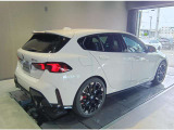 【BMWの伝統-3】BMWのお車は、&ldquo;駆け抜ける歓び&rdquo;を体現しております。走行の安定性とコーナリングの良さを追求し、思い通りにハンドルの操作可能です。