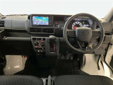 運転席周りのレイアウトをご覧ください。ナビゲーションが綺麗に装着されすっきり収まってますね!