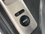 狭い駐車場で便利な電動格納ドアミラーが付いています。