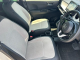 乗り心地の良いフロントシートです。足回りも広々としておりますので、長時間の運転も疲れづらいですよ。
