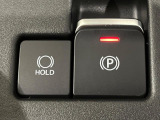 【電動パーキングブレーキ】パーキングブレーキは便利な電動式!ボタン一つで操作でき、アクセルを踏めば自動で解除されます♪レバーやペダルが無いので運転席廻りもすっきりしますね♪