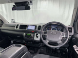 運転席まわりです。 各操作スイッチは使いやすい位置に配置されてます。